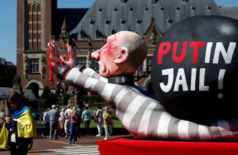 Пятиметровую фигуру Путина в наручниках выставили в Гааге во время его инаугурации