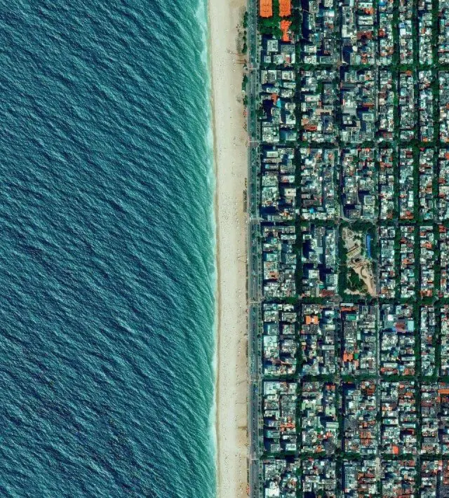 Земля на снимках спутников