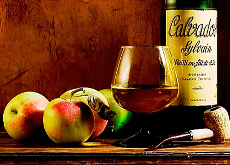 Кальвадос: Дух Нормандии и яблочное золото. 10 фактов