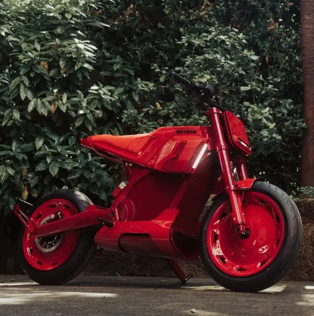 Эффектный дизайн, но спорная суть: Brabus и DAB Motors показали яркие электробайки в Милане