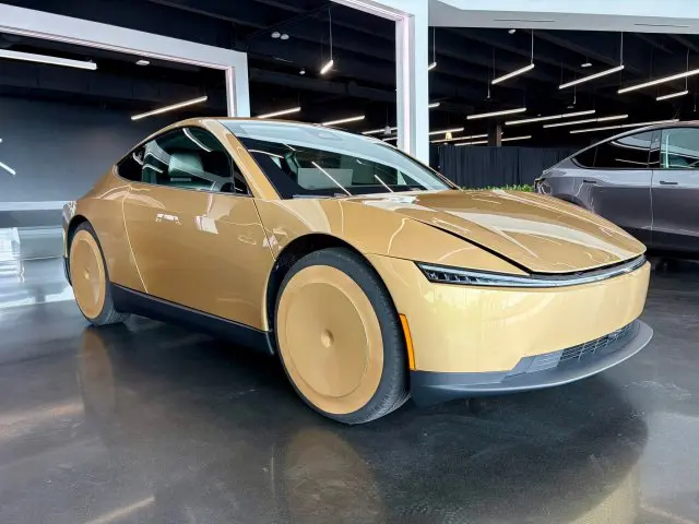 Первый серийный электрокар без руля и педалей от Tesla Cybercab: он стоит как Lada Vesta